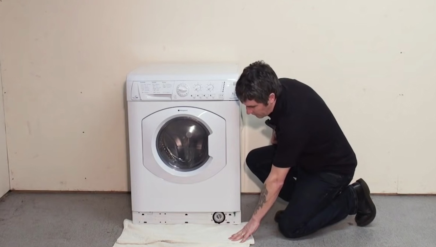 How to Clean a Hotpoint Washing Machine Filter towel